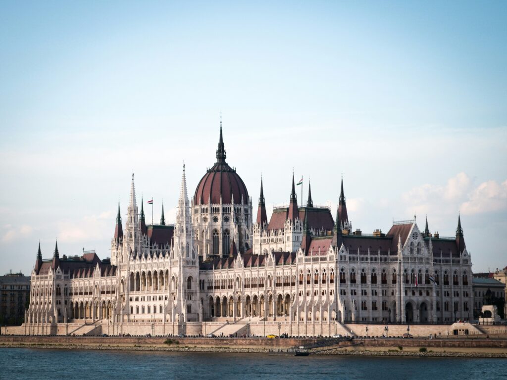Budapest parliament-foto by Ivan Rohovchenko/Unsplash