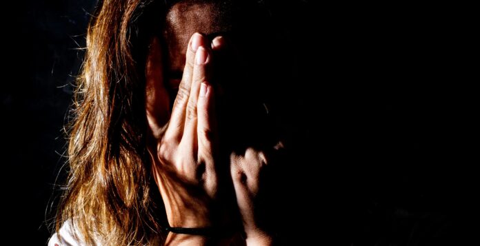 zena place - semejno nasilstvo - foto luchorenolfi / unsplash