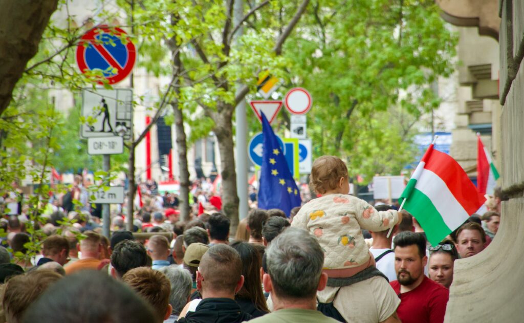 People on the street, Hungary-foto by Mihaly Koles/Unsplash