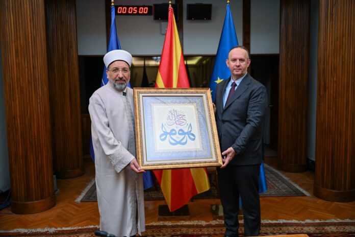 Afrim Gasi prima podarok - foto Sobranie na RSM