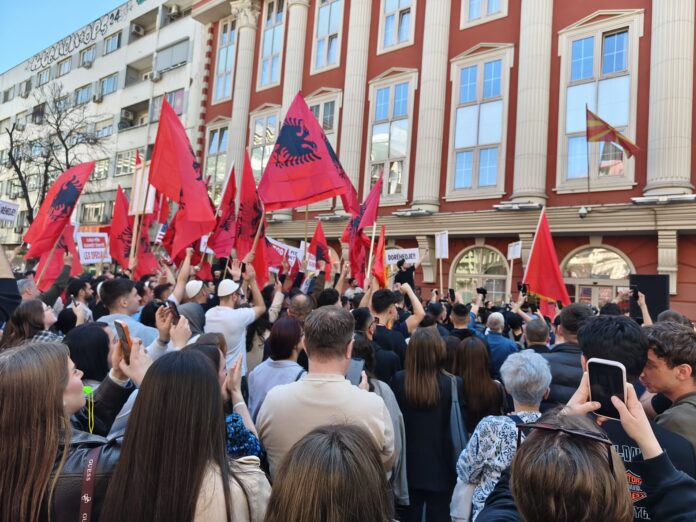 protest na studenti od albanska nacionalnost od pravnite fakulteti vo makedonija za da polagaat pravosuden ispit na albanski - 6 april 2026 - foto Kolegium.mk