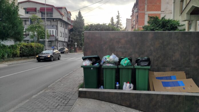 Kanti za gjubre pred zgrada vo Skopje, Kozle