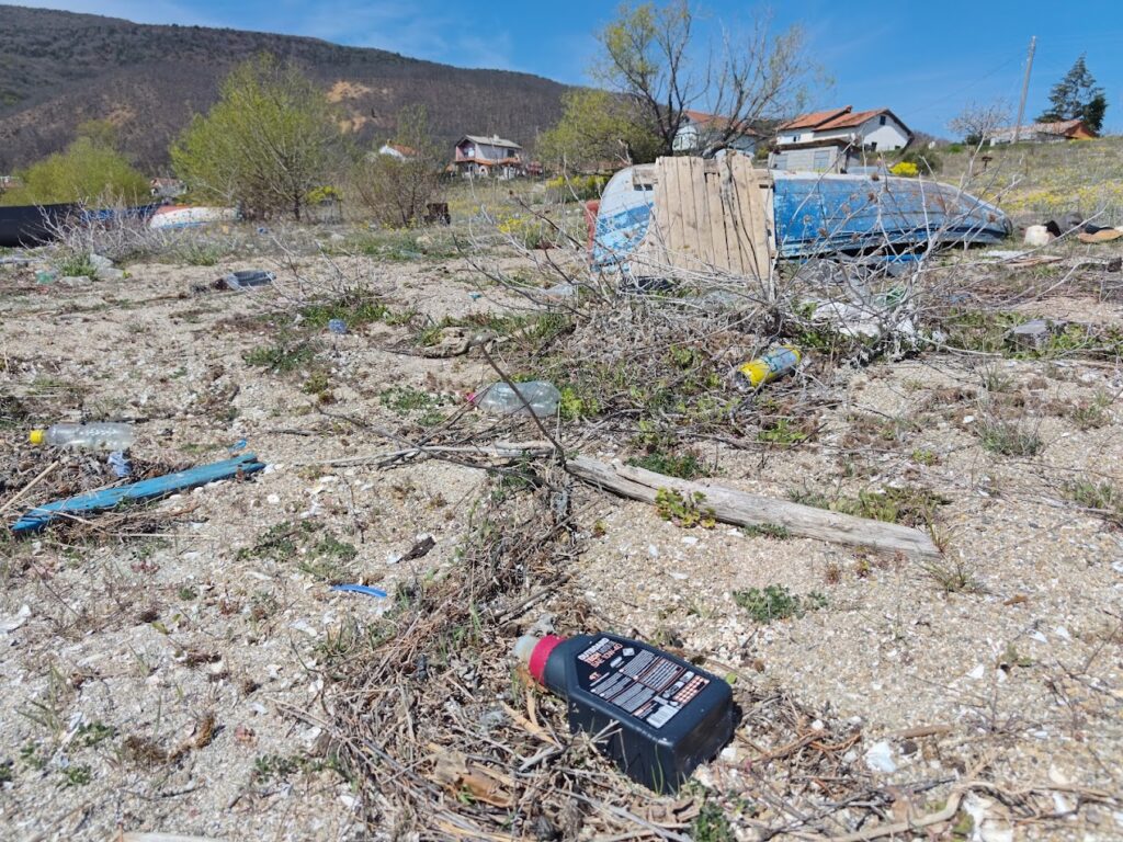 Otpad na bregot na Prespansko Ezero