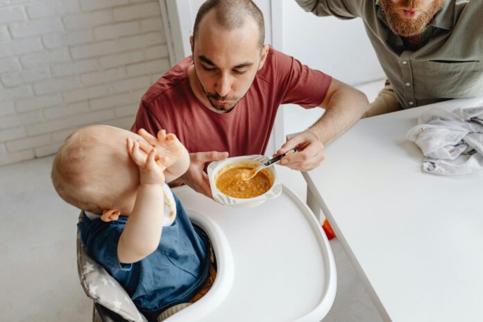 Bebeska hrana, tatko rani bebe