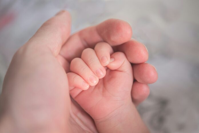 Bebe i majka_Unsplash