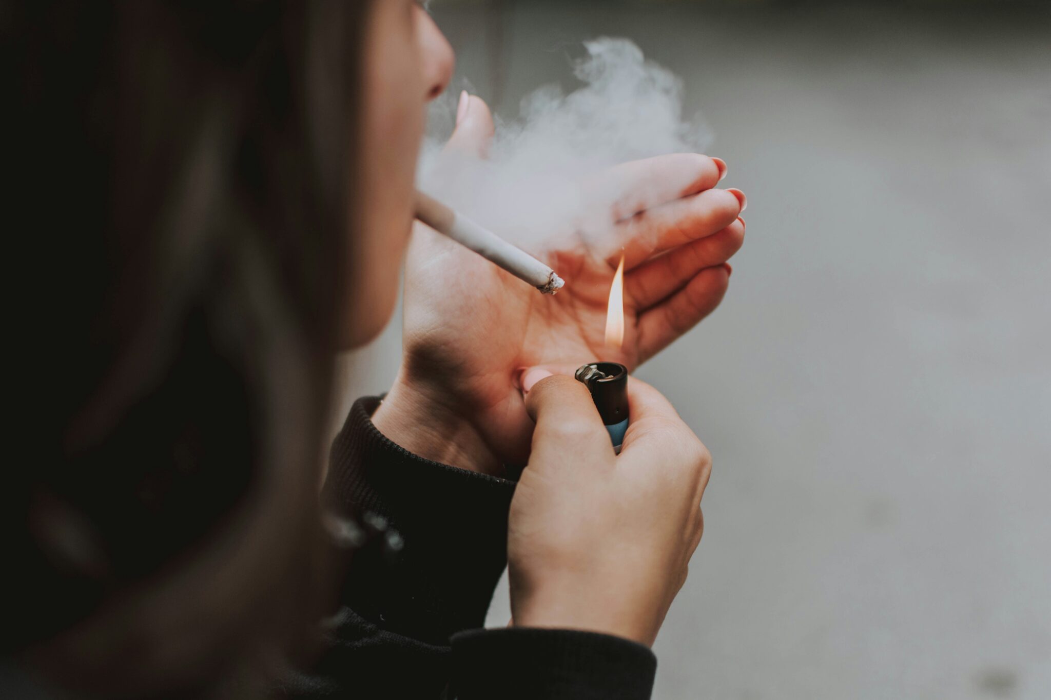 Zena so cigara, foto lilartsy-whrscq-unsplash