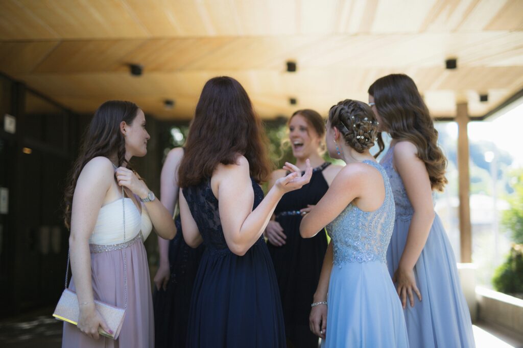 Maturantki, foto marcel-strauss-unsplash