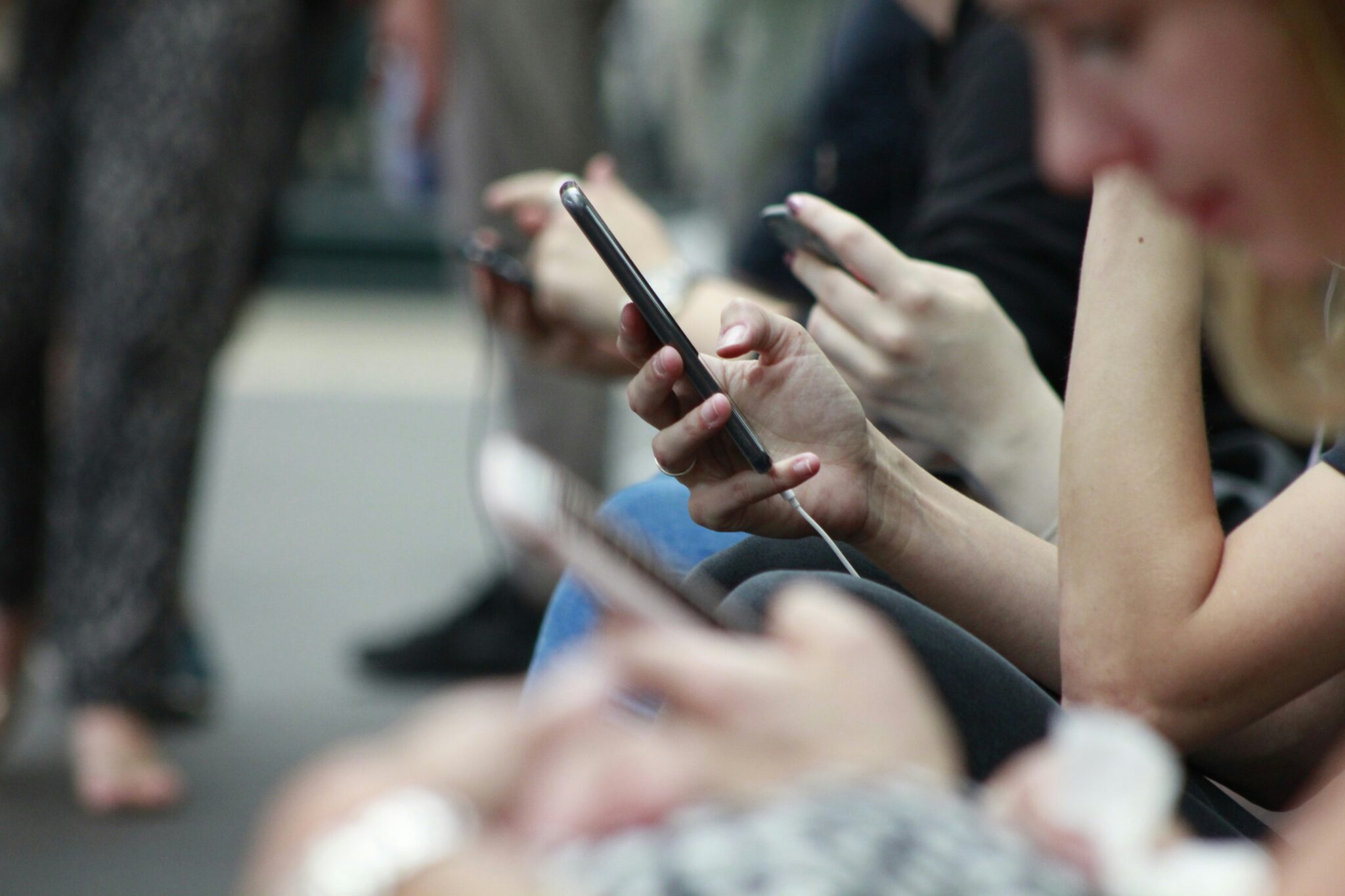 Mobilni telefoni, foto robin-worrall-unsplash