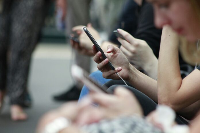 Mobilni telefoni, foto robin-worrall-unsplash