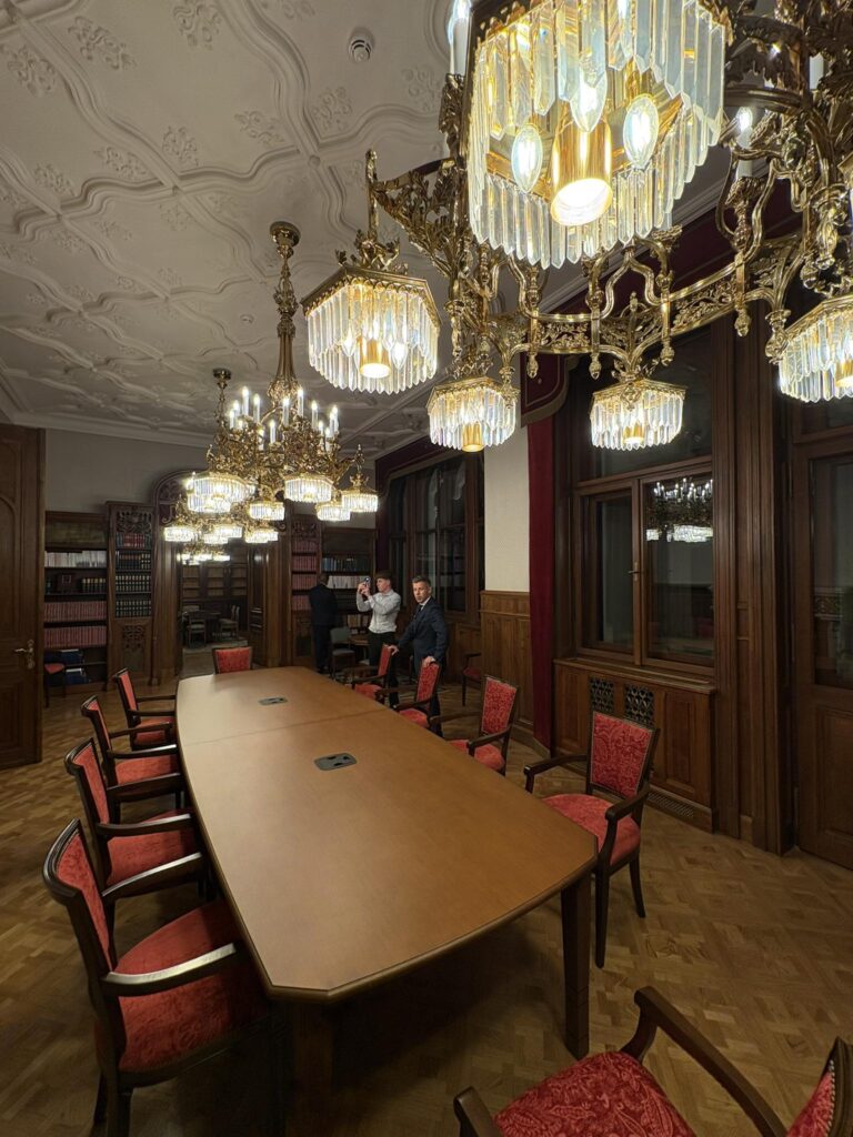 ungarsko mvr luksuzni kancelarii - foto Peter Magar Fejsbuk (6)