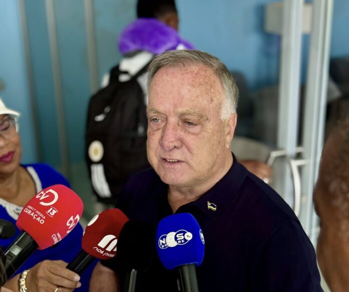 Trenerot na Curaçao, DIk Advokat, Photo publich by fan page of Curaçao International Airport