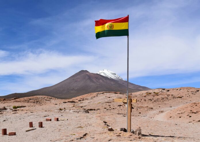 milos-hajder-unsplash Bolivian flag, foto milos-hajder-unsplash