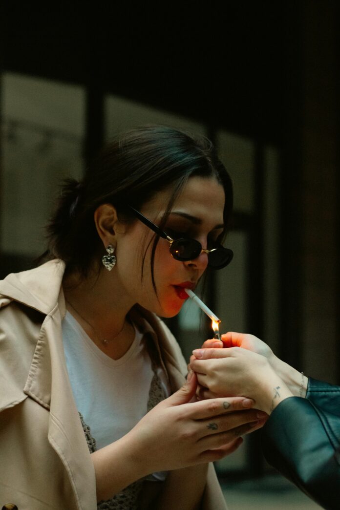 Zena so cigara, foto Pexels