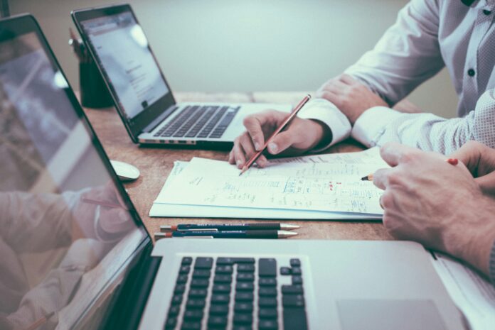 Administrativni rabotnici, foto scott-graham-unsplash