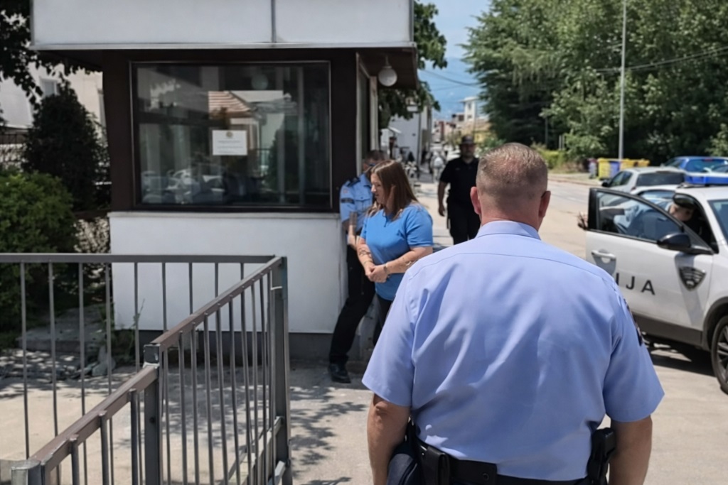 Priveduvanje na direktorkata na Komunalec Gostivar - foto printskrin