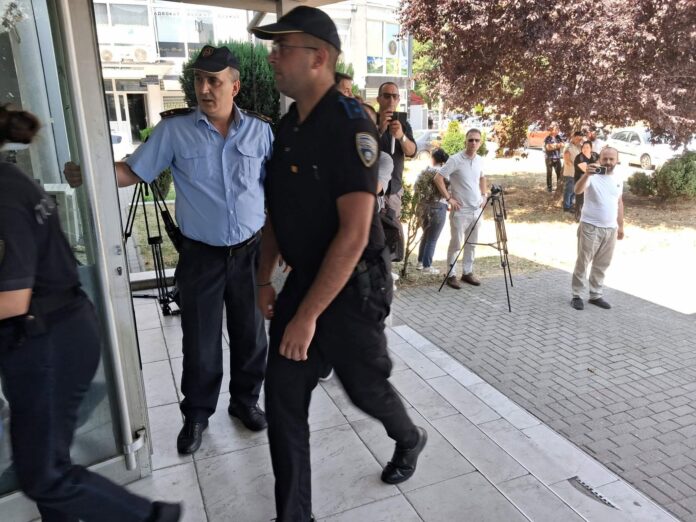Осомничените за загадувањето на водата во Гостивар изведени пред судија на претходна постапка Фото:Колегиум.мк Осомничените за загадувањето на водата во Гостивар изведени пред судија на претходна постапка Фото:Колегиум.мк
