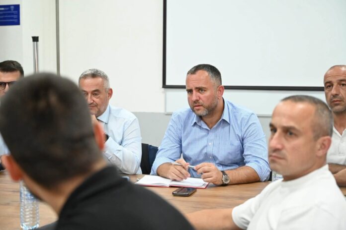 Министерот Панче Тошковски во Гостивар Фото: Facebook/Ministerstvo za vnatresni raboti