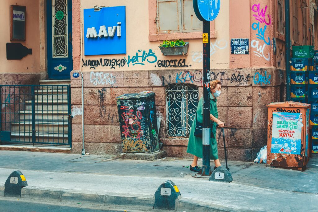 Old woman, photo enis-yavuz-unsplash