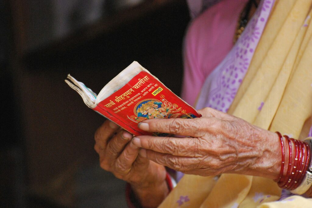 Old woman, photo harshad-khandare-unsplash