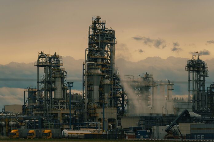 Rafinerija za nafta, ilustracija, foto michael-pointner-unsplash