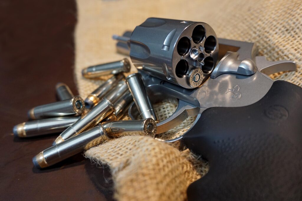 ilustracija na revolver Image by MikeGunner from Pixabay