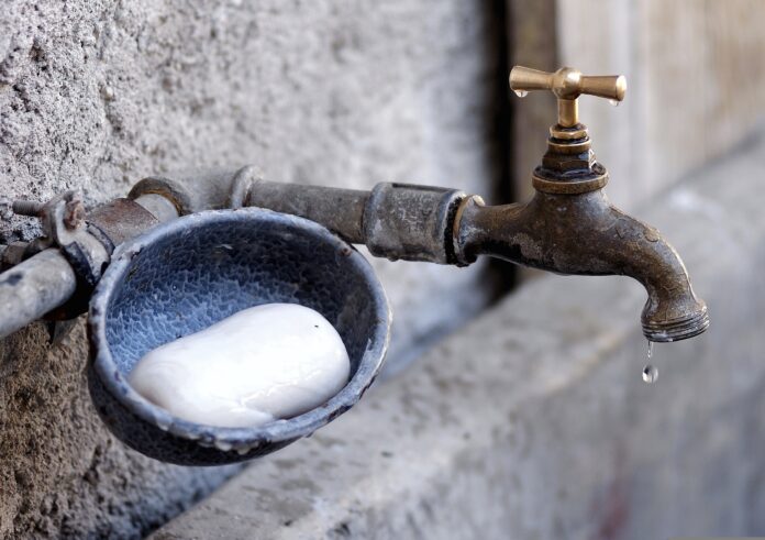 suju-foto-water-tap-1581573 Image by Susanne Jutzeler from Pixabay