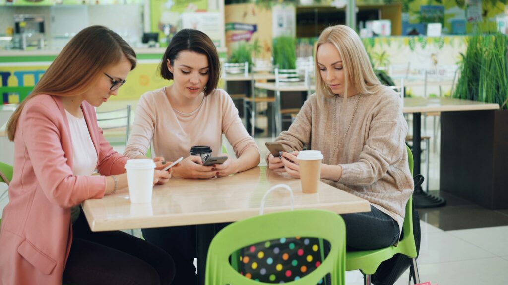 Mladi na socijalni mrezi, foto vitaly-gariev-unsplash