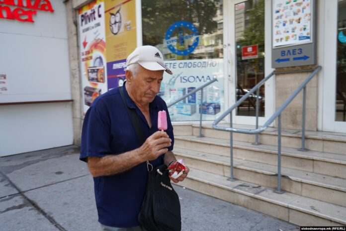 Toplo vreme Skopje penzioner si kupi sladoled