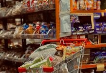 Kolicka za pazarenje vo supermarket, foto asthetic-slut-unsplash