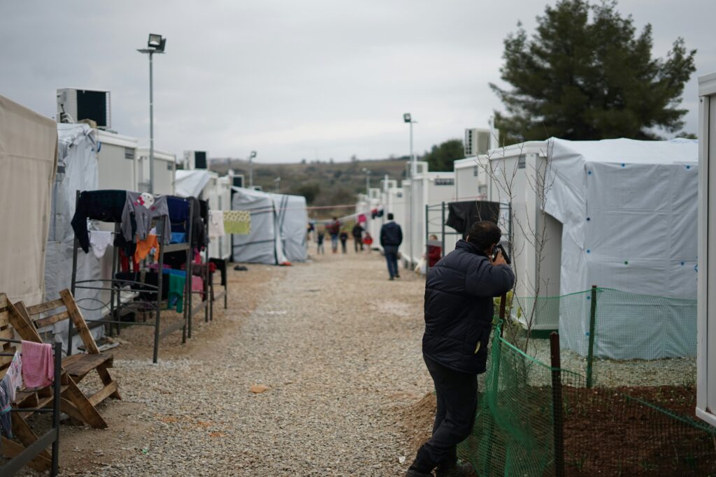 Migranti, foto julie-ricard-unsplash