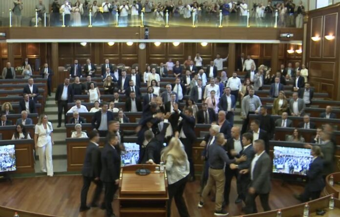 kosovo-parlament-pratenicka-go-gagja-kurti-so-jajca kosovo-parlament-pratenicka-go-gagja-kurti-so-jajca