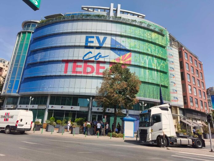 Транспортерите на протест пред Делегацијата на ЕУ во Скопје Фото:Колегиум.мк