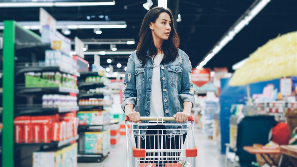 Zena vo supermarket, foto vitaly-gariev-unsplash