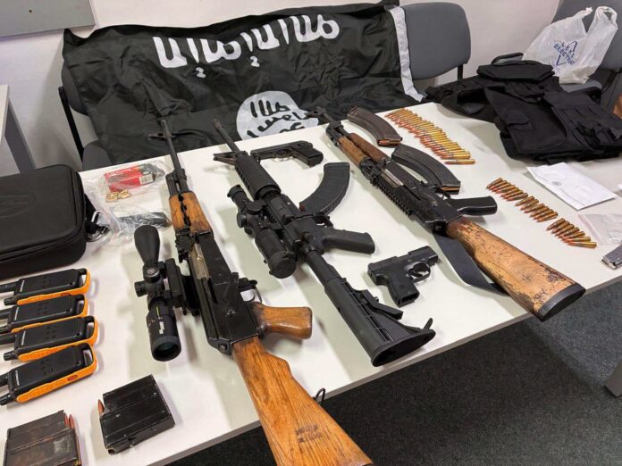 Автоматско оружје пронајдено при полициски претрес кај приведени за тероризам