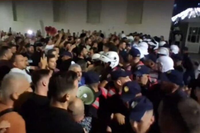 Протести во Албанија, судир со полицијата пред кабинетот на Рама Фото:Принтскрин