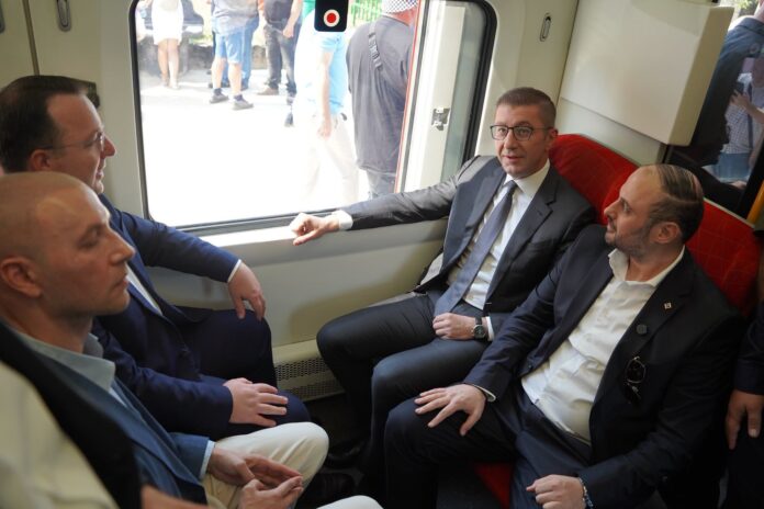 Тргна градскиот воз од Зелениково до Скопје Фото:Facebook/MickoskiHristijan