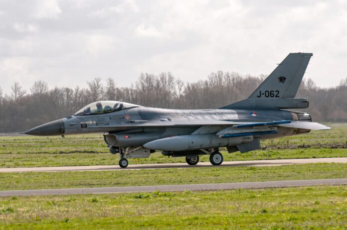 Воени авиони F16, photo by Pixabay
