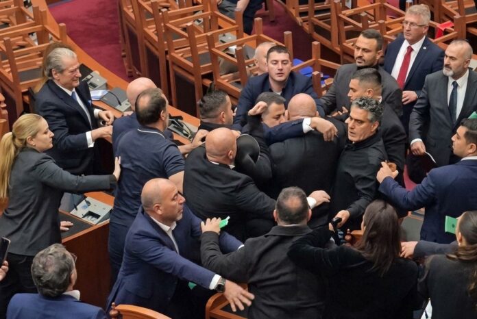 tepacka vo albanski parlament - printskrin