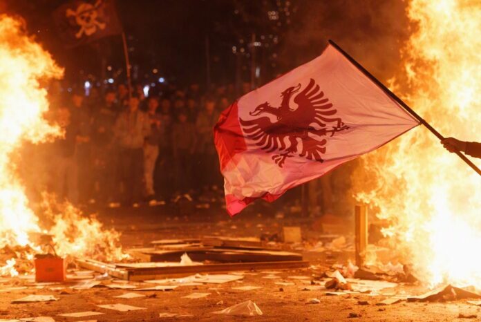 tirana protest 2 - foto printskrin Tirana tajms